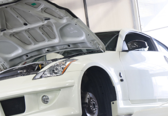 自社工場で車両を点検している様子