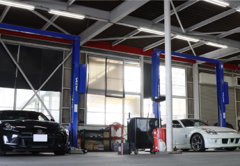 整備工場で車両を点検している様子